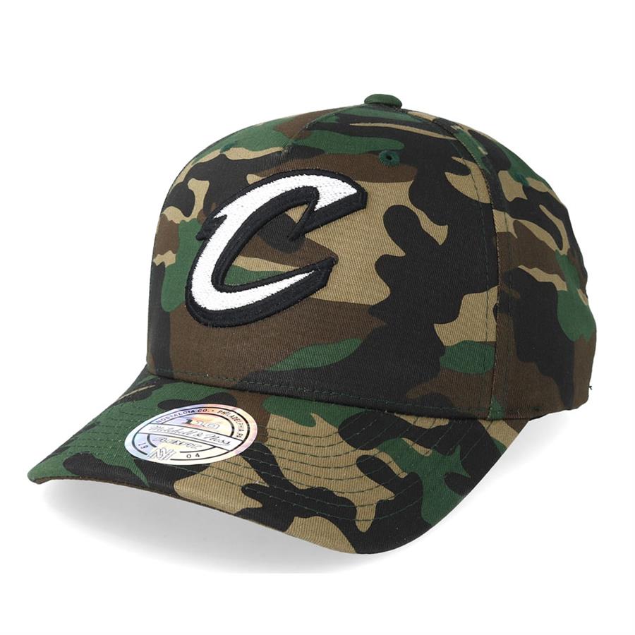 Mitchell & Ness 110 CLEVELAND CAVALIERS Curved Woodland Camo & Suede Cap camo